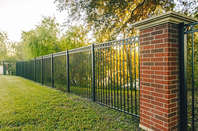 guide to hiring a reliable local fence company this spring